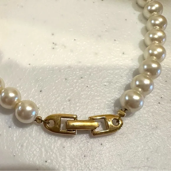 Vintage 1980’s Napier Necklace faux pearls, gold tone comes to a point, “V” - Picture 13 of 14